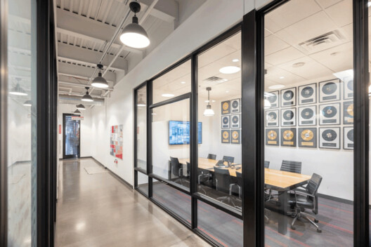 Framing Interiors and Landscapes in Aluminum and Glass to Master the View - Image 6 of 13