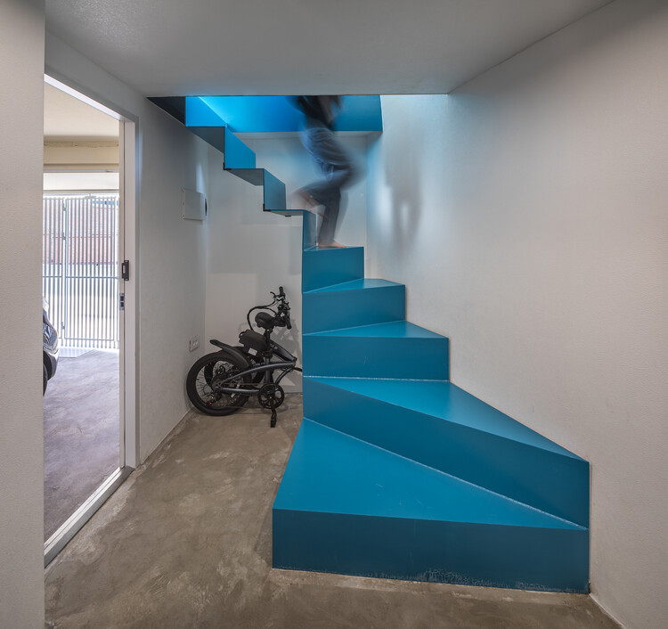 Casa 2 / pinturas - fotografía interior, escaleras, barandas