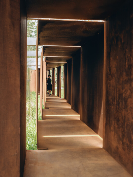 Flower Road Gazebo/DL Studio - Fotografía interior, escaleras, madera