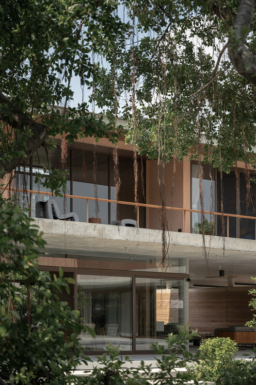 Banyan Tree House  / Anonym - Exterior Photography, Concrete, Balcony, Courtyard