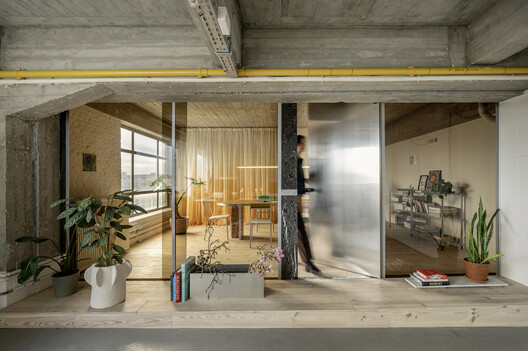 Raw Interiors: 35 Projects that Use Exposed Wood and Concrete - Image 12 of 37