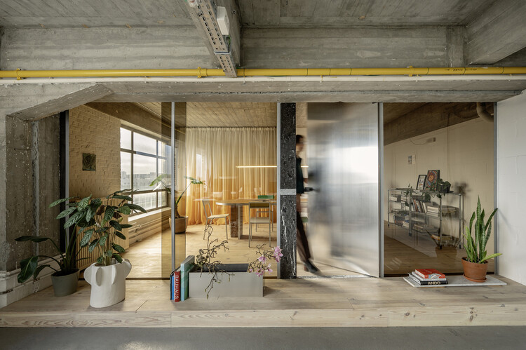 Interiores en bruto: 20 proyectos que exponen hormigón y madera - Imagen 12 de 37