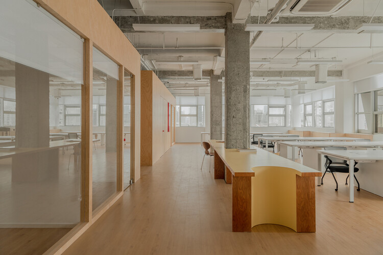 Interiores en bruto: 20 proyectos que exponen hormigón y madera - Imagen 18 de 37