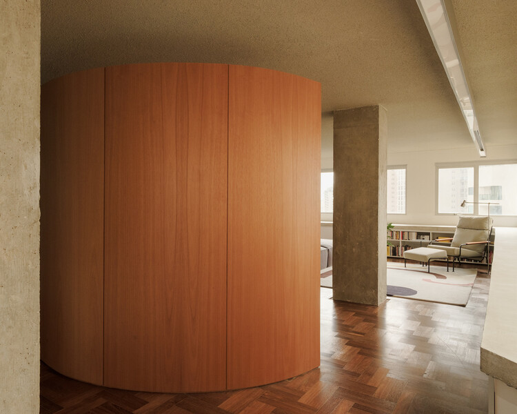 Interiores en bruto: 20 proyectos que exponen hormigón y madera - Imagen 3 de 37