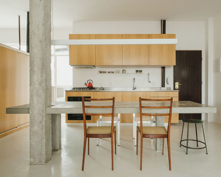 Interiores en bruto: 20 proyectos que exponen hormigón y madera - Imagen 25 de 37