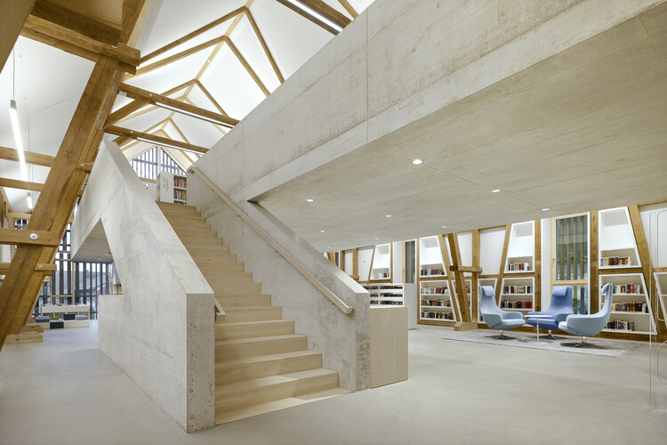 Interiores en bruto: 20 proyectos que exponen hormigón y madera - Imagen 35 de 37