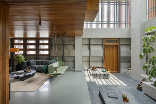 Raw Interiors: 35 Projects that Use Exposed Wood and Concrete - Image 33 of 37