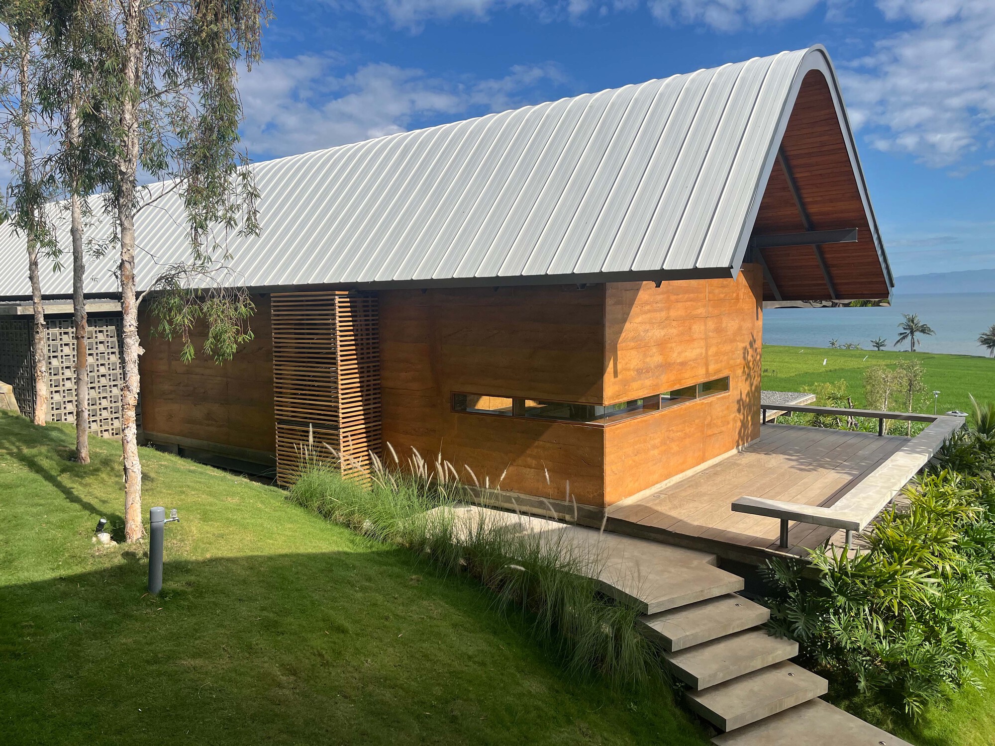 Omah Tanah House / Budi Pradono Architects