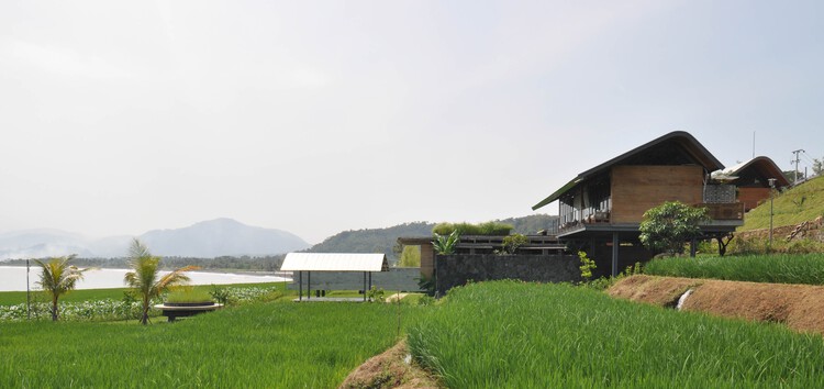 Casa Omah Land / Budi Pradono Architects -imagen 16 de 25
