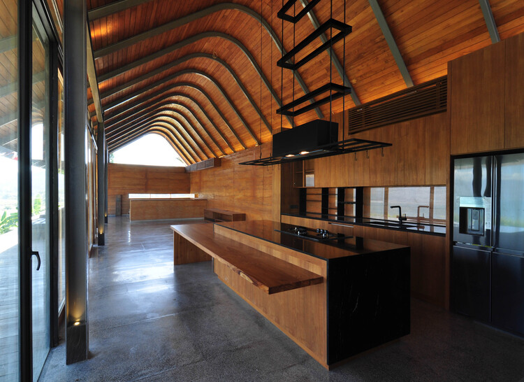 Omah Tanah / Budi Pradono Architects - Fotografía interior, madera, fijación de los befes