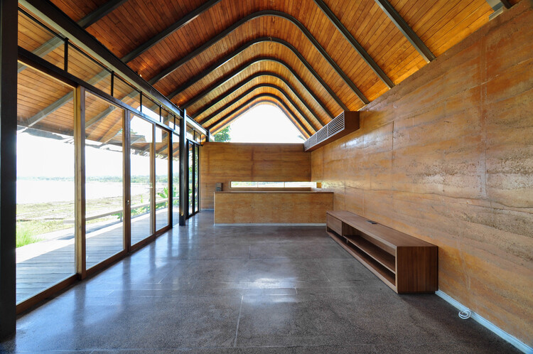 Casa Omah Land / Budi Pradono Architects -imagen 2 de 25