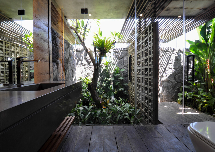 Casa Omah Land / Budi Pradono Architects -imagen 13 de 25