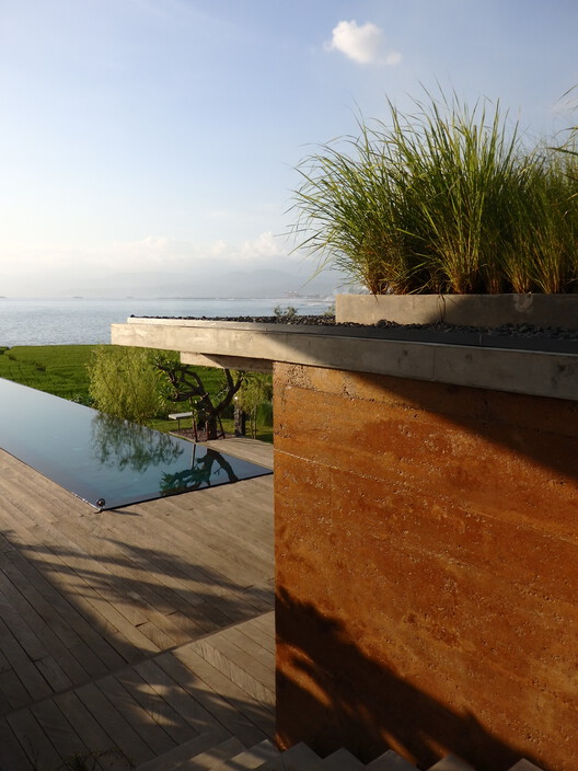 Casa Omah Land / Budi Pradono Architects -imagen 14 de 25