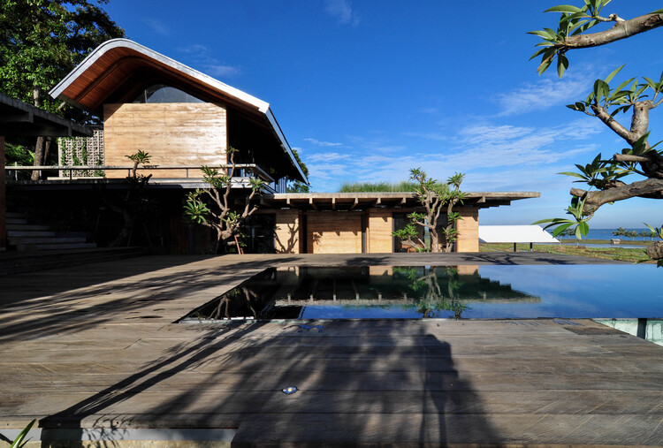 Casa Omah Land / Budi Pradono Architects -imagen 7 de 25