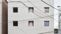 Edificio de oficinas Surrealmente tan Real / FHHH friends