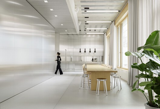 Bestsecret Office / HENN + LRO GmbH & Co. KG Freie Architekten BDA Bestsecret Office / HENN + LRO GmbH & Co. KG Freie Architekten BDA - Interior Photography, Kitchen, Wood, Lighting, Chair, Glass