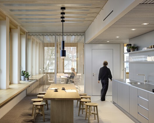 Bestsecret Office / HENN + LRO GmbH & Co. KG Freie Architekten BDA Bestsecret Office / HENN + LRO GmbH & Co. KG Freie Architekten BDA - Interior Photography, Kitchen, Wood, Table, Lighting, Chair, Countertop