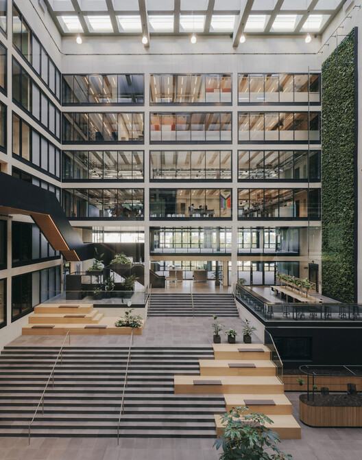 EDGE 港口城 / HENN - 室内图, 楼梯, 玻璃