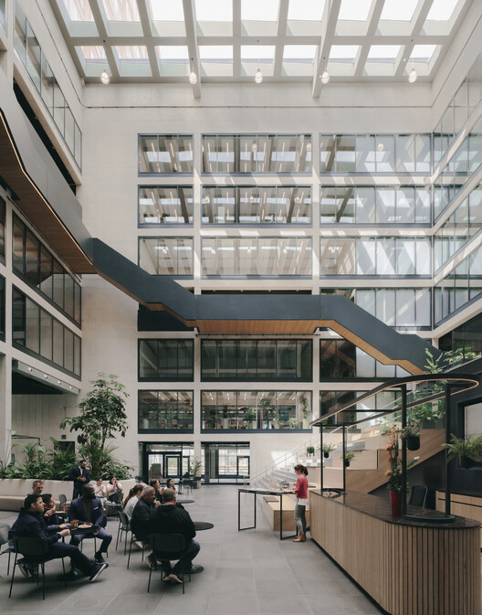 EDGE 港口城 / HENN - 室内图, 楼梯, 玻璃, 椅子