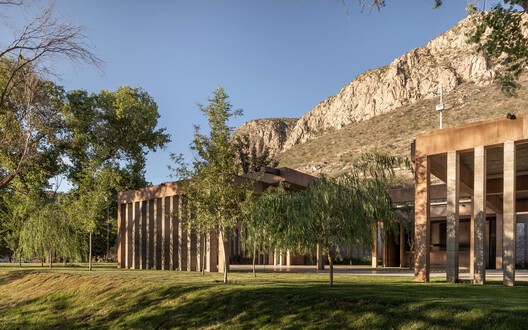 Pabellón Materias Primas / OficinaTransversal   - Fotografía exterior