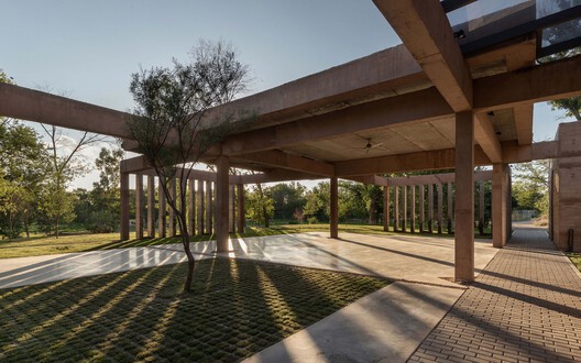 Pabellón Materias Primas / OficinaTransversal   - Fotografía exterior, Madera, Pilares, Fijación Vigas