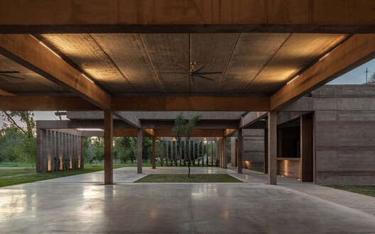 Pabellón Materias Primas / OficinaTransversal   - Imagen 3 de 16