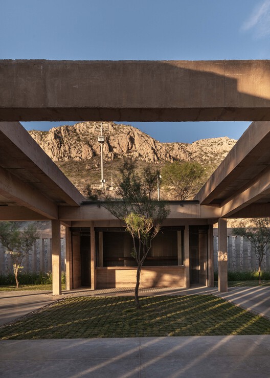 Pabellón Materias Primas / OficinaTransversal   - Fotografía exterior, Concreto, Pilares