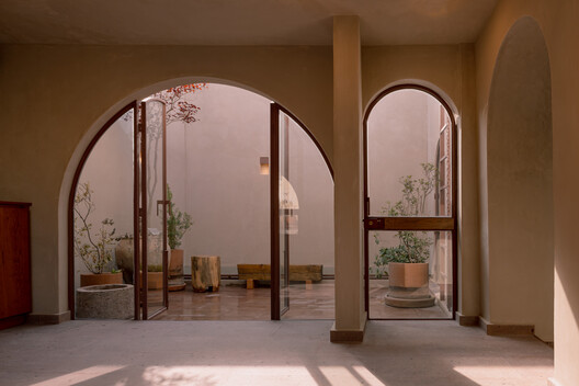 Centro Comunitario LGBTQ + Casa de Rubén / Intersticial Arquitectura - Fotografía interior, Arco, Pilares, Arcada
