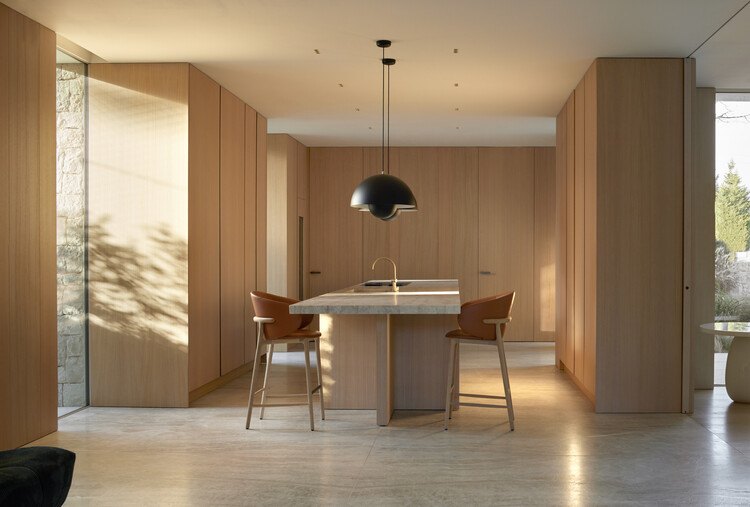 Jacaranda Casa / Ramon Esteve - Fotografía interior, madera, mesa, mostrador, silla, iluminación