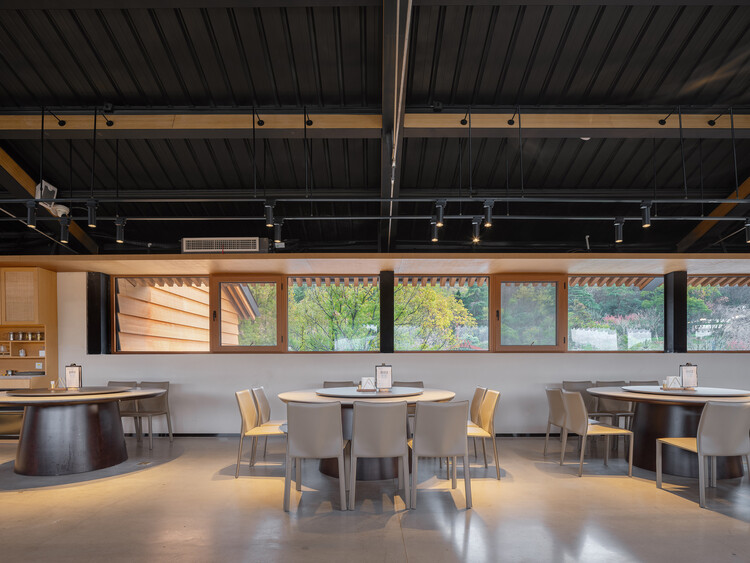 南京汤山猿人洞景区配套建筑 /  东大院 ATA工作室 - 室内图, 木头, 玻璃, 椅子