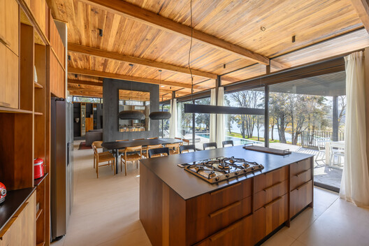 Casa Unpuente / Paolini Arquitectos - Fotografía interior, Cocina, Madera, Encimera, Fijación Vigas, Sillas