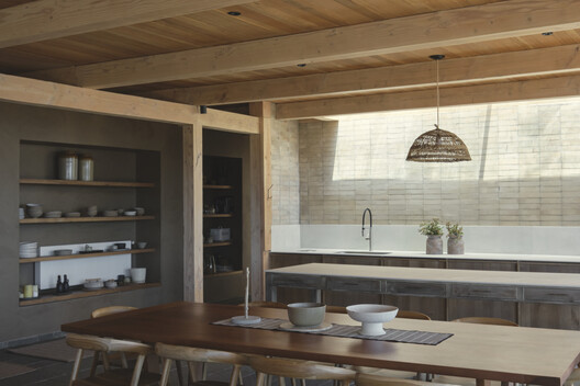 Casa JM / LOTE STUDIO + Ignacio Ferreira - Fotografía interior, Cocina, Madera, Mesas, Iluminación, Encimera, Fijación Vigas, Sillas