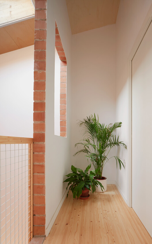 115ARI vivienda unifamiliar entre medianeras en Sabadell / Vallribera Noray Arquitectes - Fotografía interior, Madera, Escaleras, Barandas