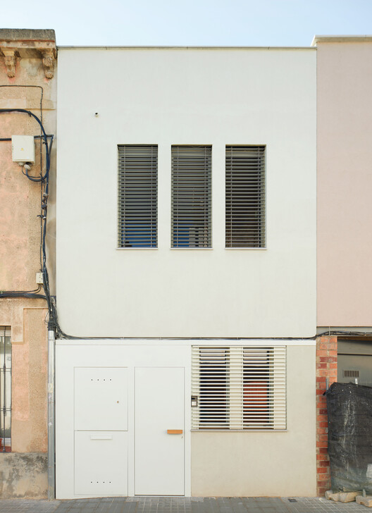 115ARI Single-Family Home Between Party Walls in Sabadell / Vallribera Noray Arquitectes