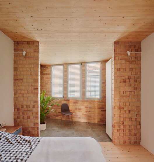 115ARI vivienda unifamiliar entre medianeras en Sabadell / Vallribera Noray Arquitectes - Fotografía interior, Dormitorio, Madera, Ladrillo, Fijación Vigas