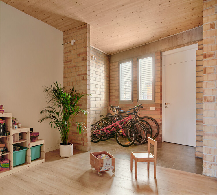 115ARI Medianos de vivienda unifamiliares mediana / vallibera Noray Architects - Fotografía interior, madera, ladrillos