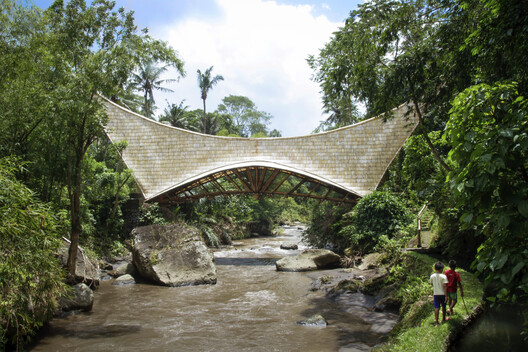 Hybrid Craft: 5 Pedestrian Bridges Reimagining Natural Materials across Asia - Image 3 of 7