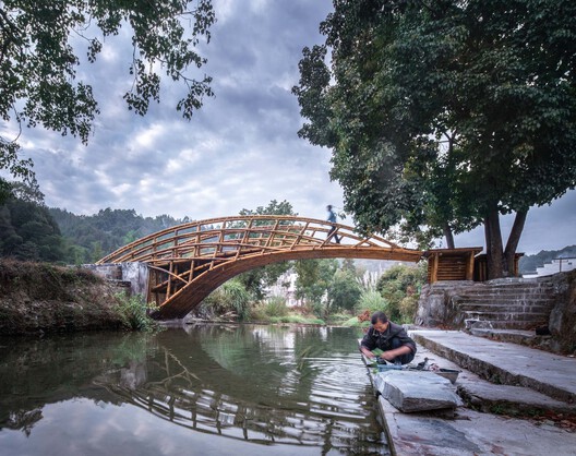 Hybrid Craft: 5 Pedestrian Bridges Reimagining Natural Materials across Asia - Image 2 of 7