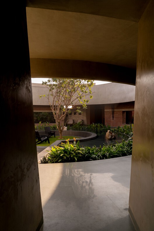 The Sanctum House / RENESA Architecture Design Interiors Studio - Image 21 of 36