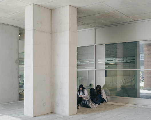 Escuela de Artes PIKOH / BOT architektuurcollectief + Import Export Architecture - Fotografía interior, Concreto, Vidrio, Pilares