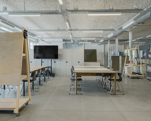 Escuela de Artes PIKOH / BOT architektuurcollectief + Import Export Architecture - Fotografía interior, Madera, Mesas, Iluminación, Sillas, Vidrio