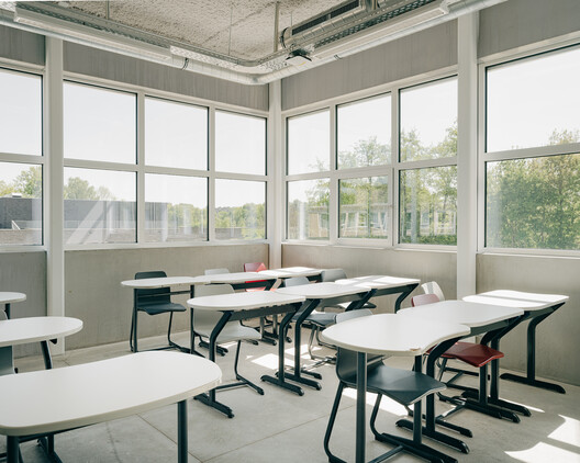 Escuela de Artes PIKOH / BOT architektuurcollectief + Import Export Architecture - Fotografía interior, Comedor, Sillas, Vidrio