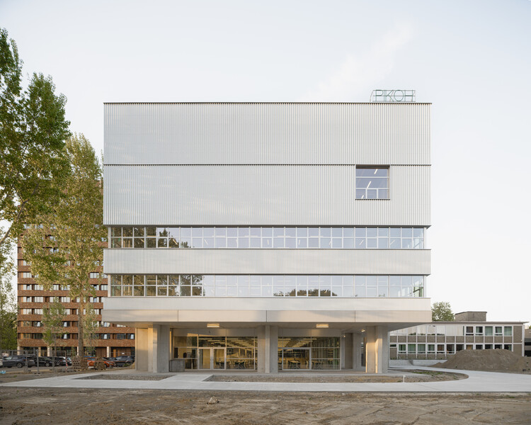 Pikoh/ArchitektuurCollectiff + Pikoh/Bot School of Import and Export Architecture - Fotografía externa