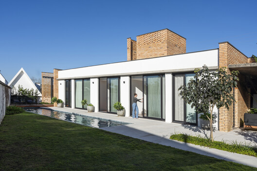 Casa Aura / Presente Estúdio - Fotografia de Exterior, Fachada, Porta, Tijolo, Jardim, Aido