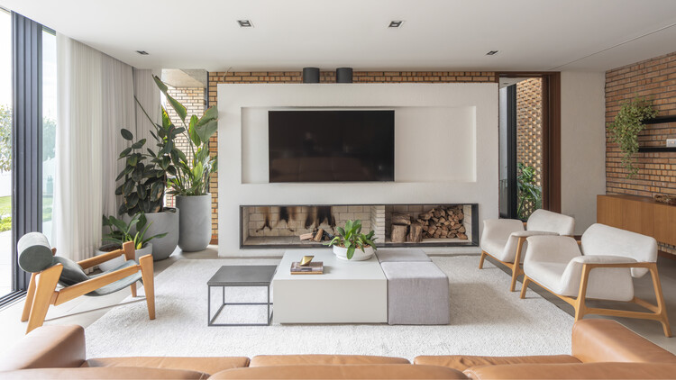 Casa Aura / Presente Estúdio - Fotografia de Interiores, Sala de Estar, Sofá, Madeira, Mesa, Iluminação, Cadeira