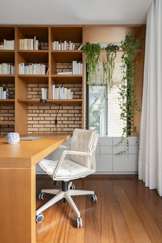 Casa Aura / Presente Estúdio - Fotografia de Interiores, Madeira, Prateleira, Mesa, Iluminação, Cadeira