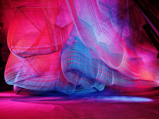 Janet Echelman (American). “Enfold,” Hill House Montecito, CA, 2022. Courtesy of the artist. Photo: Joe Fletcher.