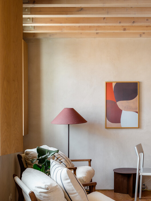  Reabilitação para o Edifício da Rua do Recolhimento 38 / há.atelier - Fotografia de Interiores, Madeira, Iluminação, Cadeira, Prateleira