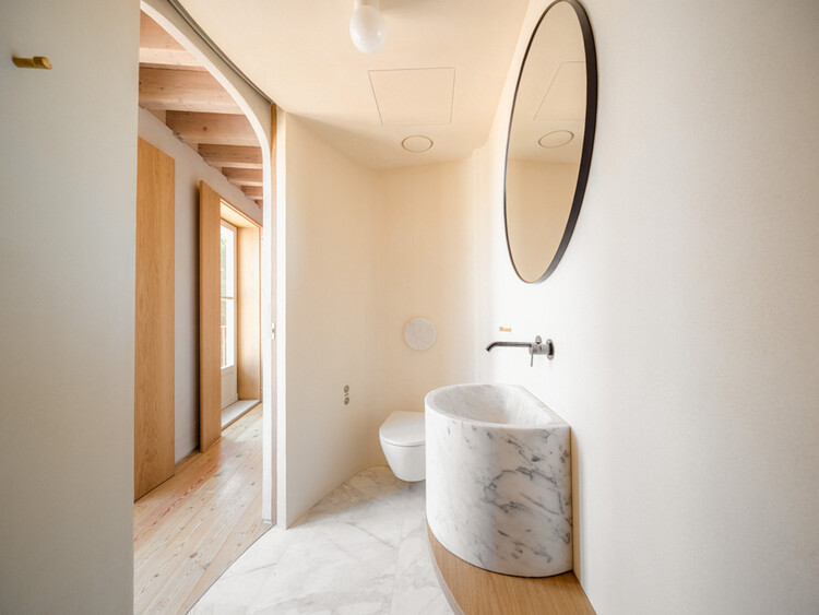  Reabilitação para o Edifício da Rua do Recolhimento 38 / há.atelier - Fotografia de Interiores, Banheiro, Madeira, Pia