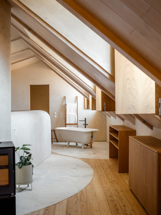  Reabilitação para o Edifício da Rua do Recolhimento 38 / há.atelier - Fotografia de Interiores, Madeira, Iluminação, Viga